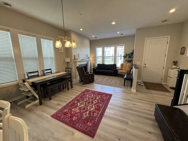 Building Photo - 8056 Central Park Way