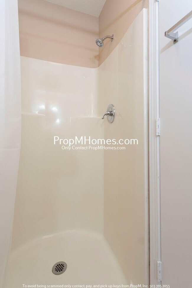 Building Photo - Three Bedroom Gem in Jennings Lodge - Garage Included!