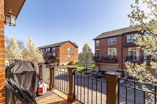 Building Photo - 721 Summit Ln