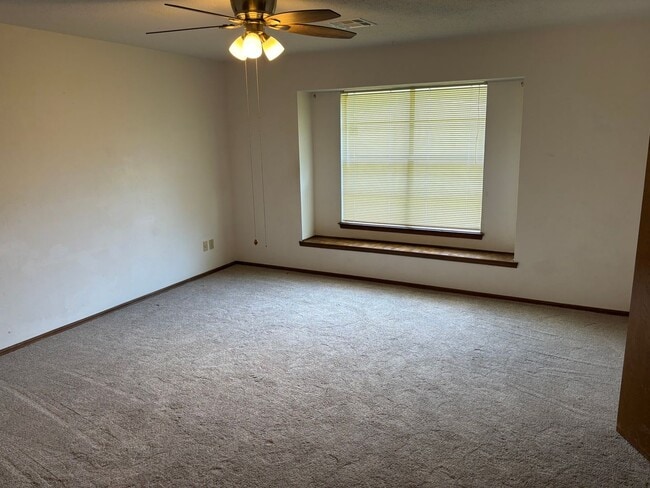 Building Photo - Large Home in NW. OKC, . Putnam City Schools