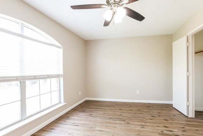 Building Photo - 2422 Fox River Ln