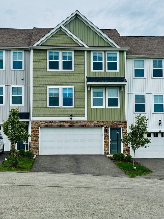 Primary Photo - Beautiful Townhome in Washington! - 3 Bedroom
