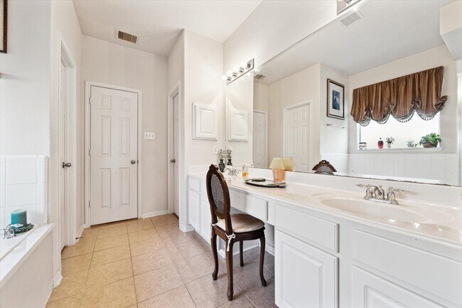 Building Photo - 2088 Silverthorn Ln
