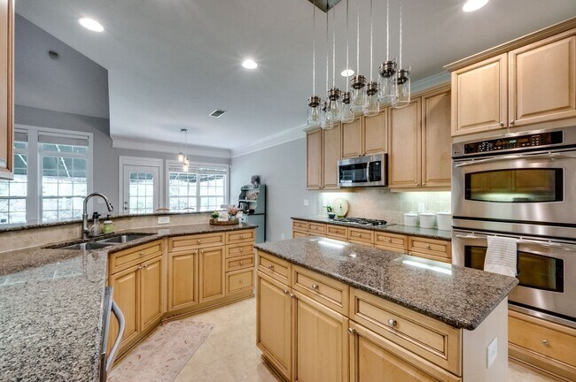 Building Photo - 4 Bedroom, 3.5 Bathroom Executive Home with Fenced Yard and 3 Car Garage.