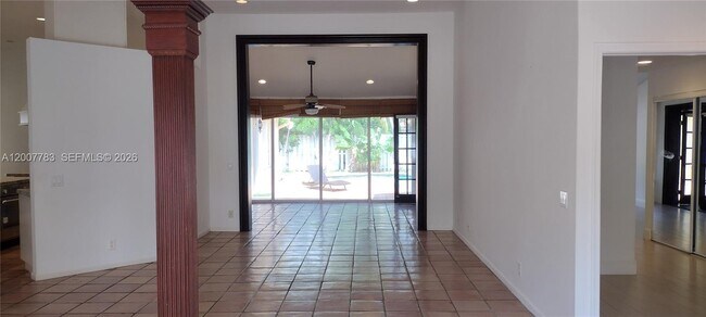 Building Photo - 659 Verona Pl