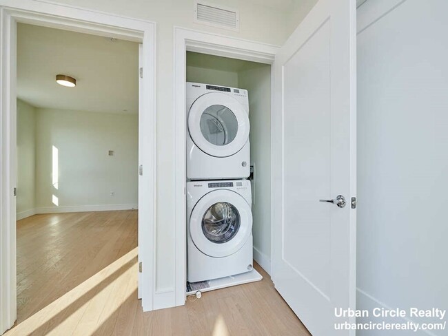 Building Photo - Spacious One Bed Now Available