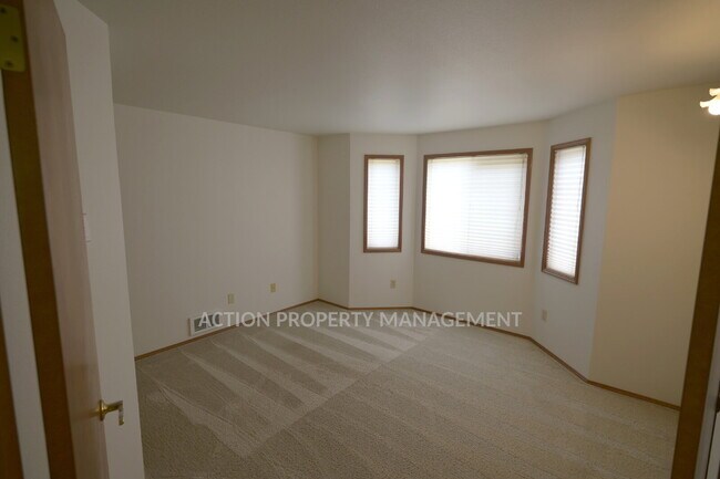 Building Photo - 3 bed 2 bath, 2 car garage in Sequim