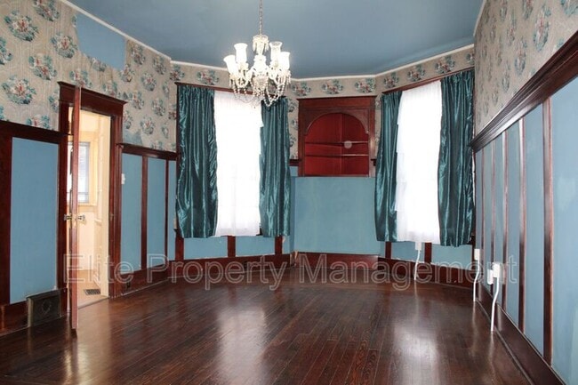 Building Photo - 511 W 13th St