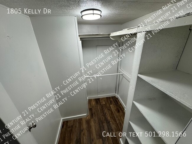 Building Photo - 1805 Kelly Dr