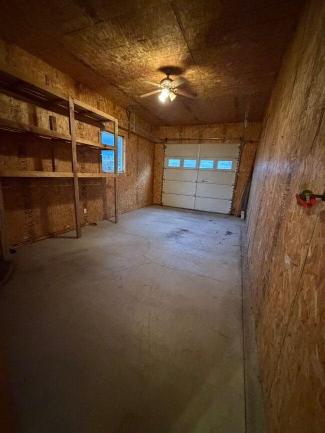 Building Photo - Large 3 Bedroom with Shop