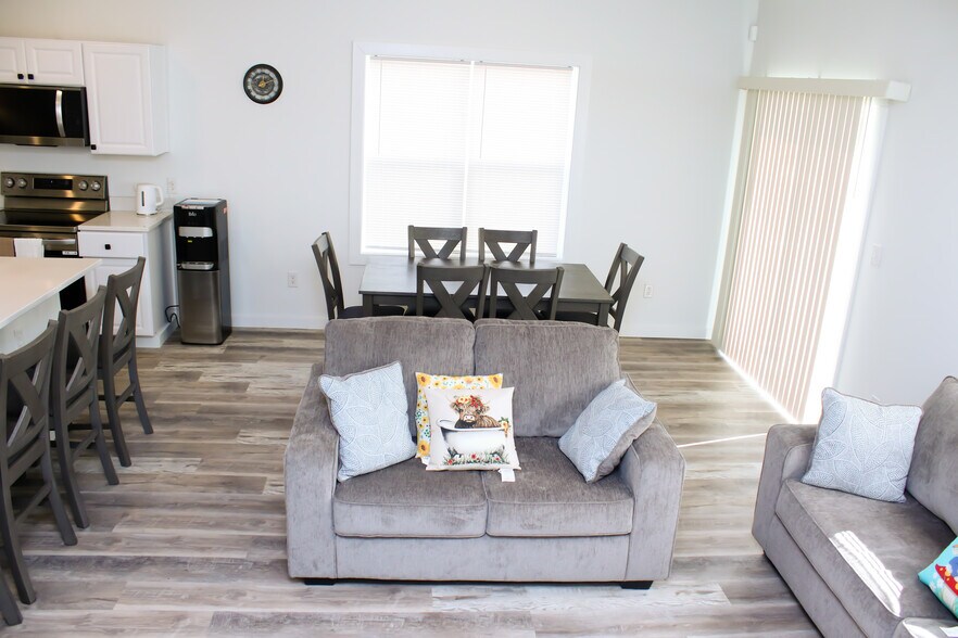 Building Photo - 5015 Reeder St