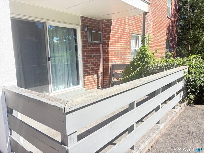 Building Photo - 106 Oakwood Ave