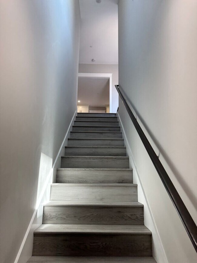 Building Photo - Remodeled 2bed/1 bath! Pets Ok! In-unit laundry!