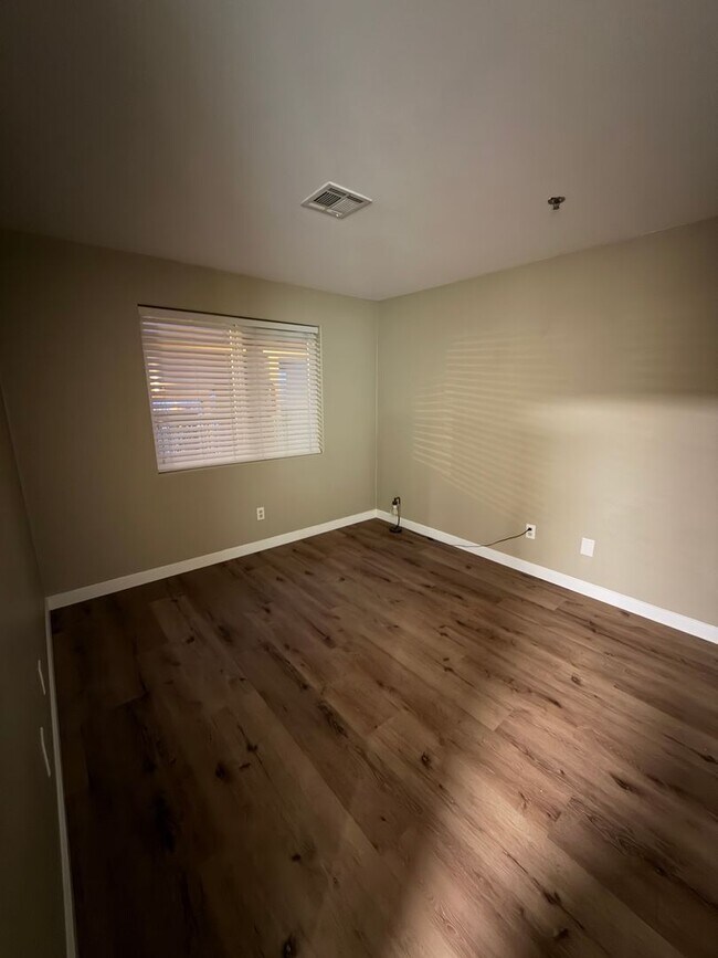 Building Photo - Sunset Shores - Condo For Rent