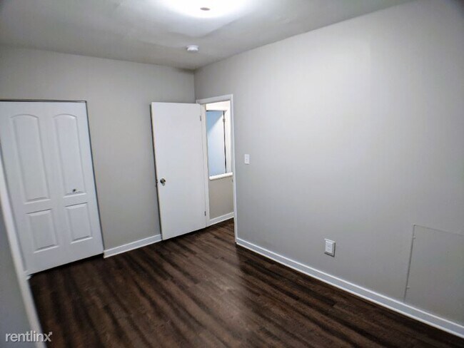 Building Photo - 2 br, 1 bath Townhome - 5329 Brown Way