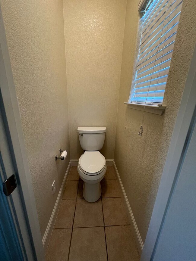 Building Photo - Beautiful Home for rent in Visalia, Ca