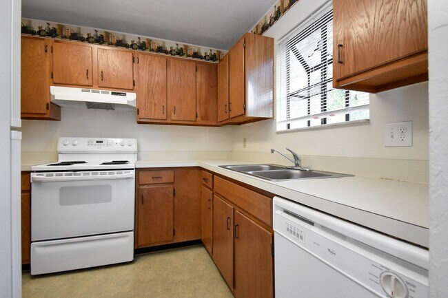 Building Photo - Spacious 2 Bed, 2.5 Bath Townhouse in Sout...