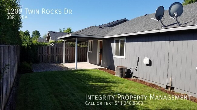 Building Photo - 1209 Twin Rocks Dr