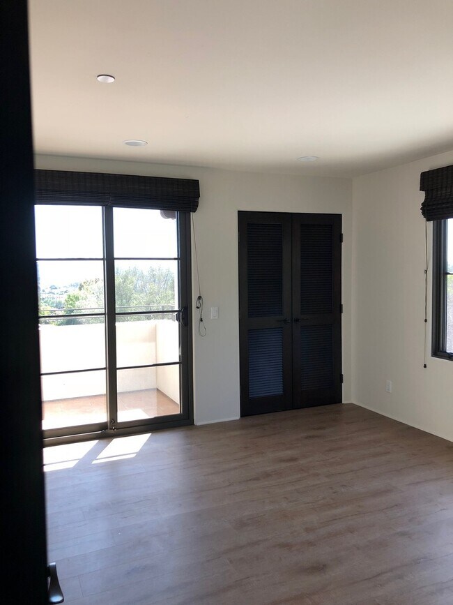 Building Photo - 433 APS