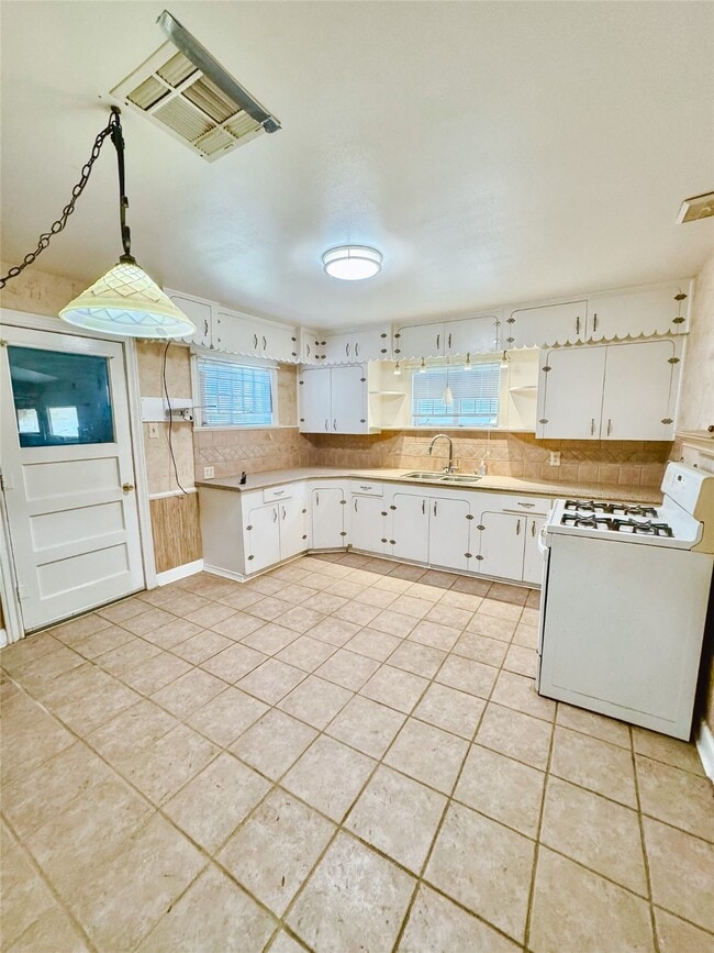 Building Photo - 2218 Chapman St