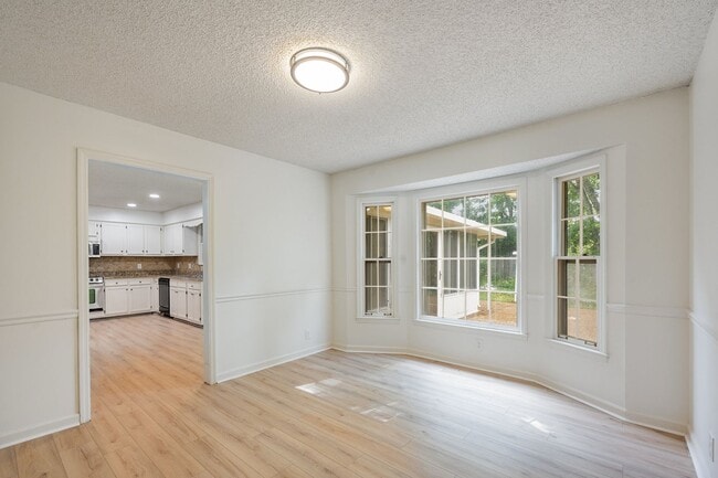 Building Photo - Charming 3- Bedroom Home with Sunroom in t...