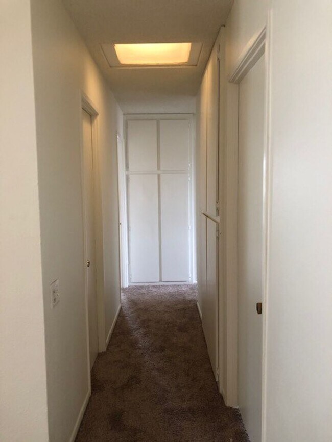 Building Photo - 4 bed-2 bath Single Story House with 2-Car...