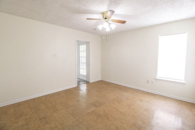 Building Photo - 2729 Christian Dr