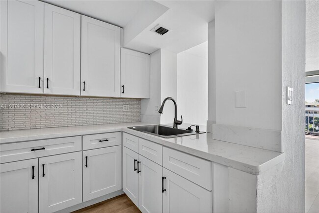 Building Photo - 9210 Fontainebleau Blvd