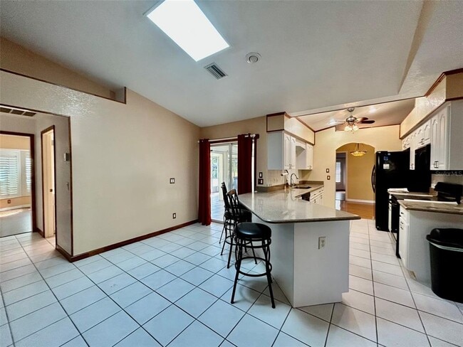 Building Photo - 25145 Mercedes Dr