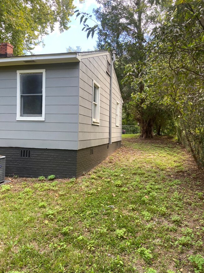 Building Photo - **AVAILABLE NOW**2 Bedroom / 1 Bathroom Home for Rent in East Columbus***
