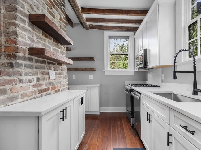 Building Photo - 138 Coming St