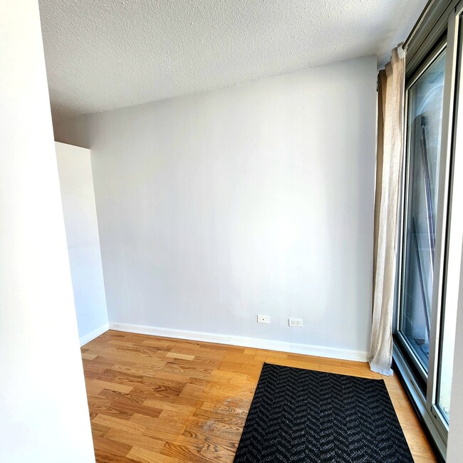 Building Photo - 450 W Briar Pl