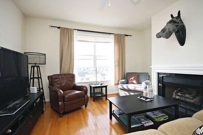 Building Photo - Pet Friendly Mill Creek Village Townhome