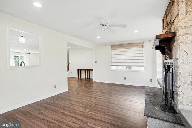 Building Photo - 906 Shelburne Rd