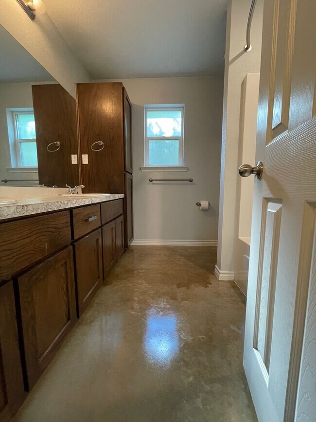 Building Photo - 915 Rebecca Ln