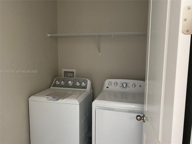 Building Photo - 308 Lake Smart Cir