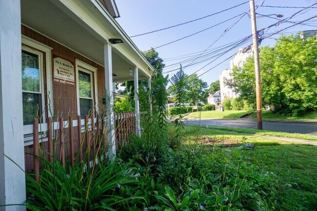 Building Photo - 715 S Beech St