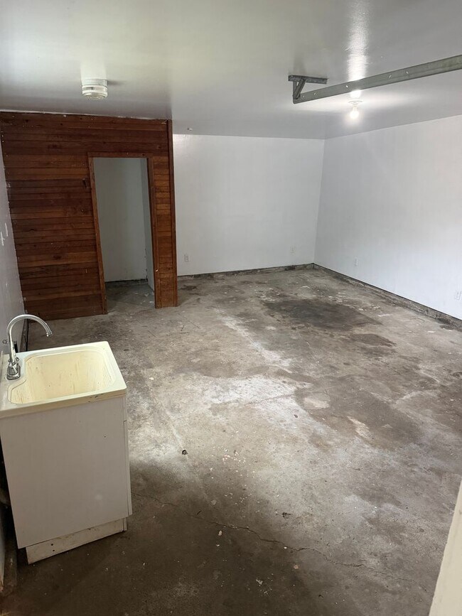 Building Photo - 260 E Sherman St