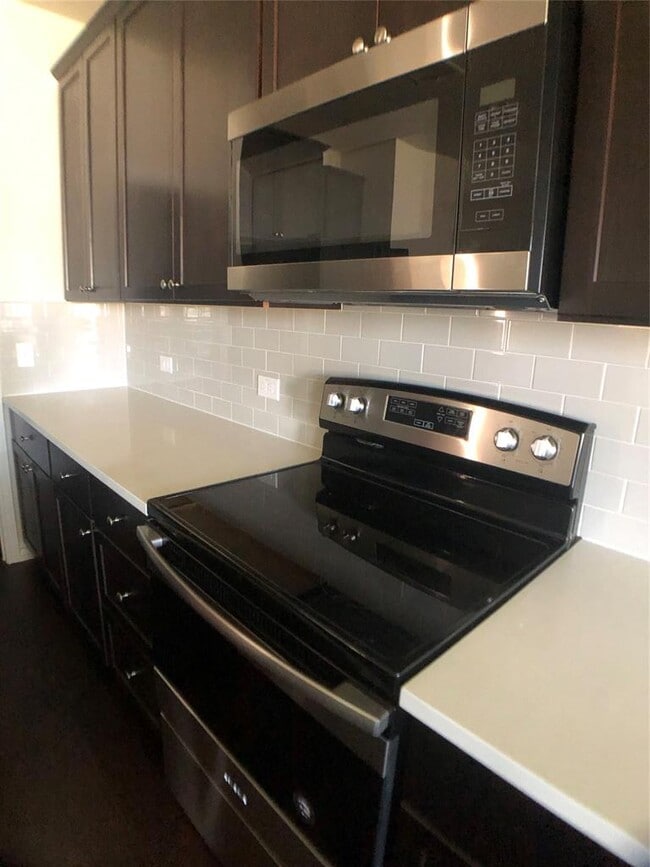 Building Photo - 113 Flexus Ln