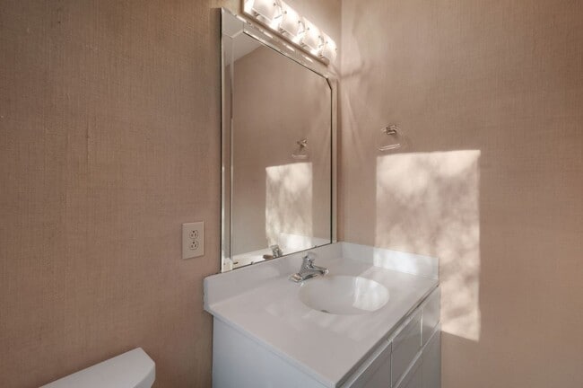 Building Photo - Belle Meade Townhome