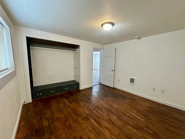 Building Photo - Charming 2 bedroom 1 bath home next to the bike trail Less than 3 miles from Sky Lakes and Oregon...