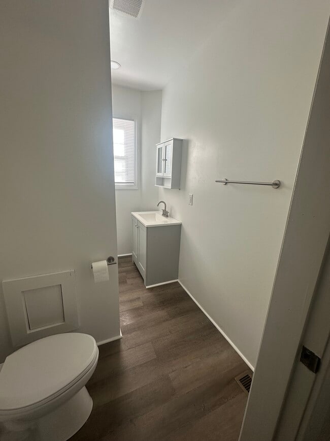 Building Photo - 617 Pender St