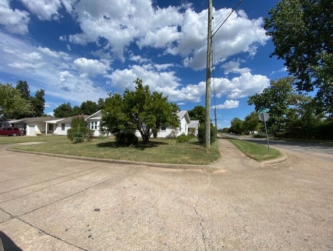 Building Photo - 3 Bed, 2 Bath Corner Lot in Tulsa!