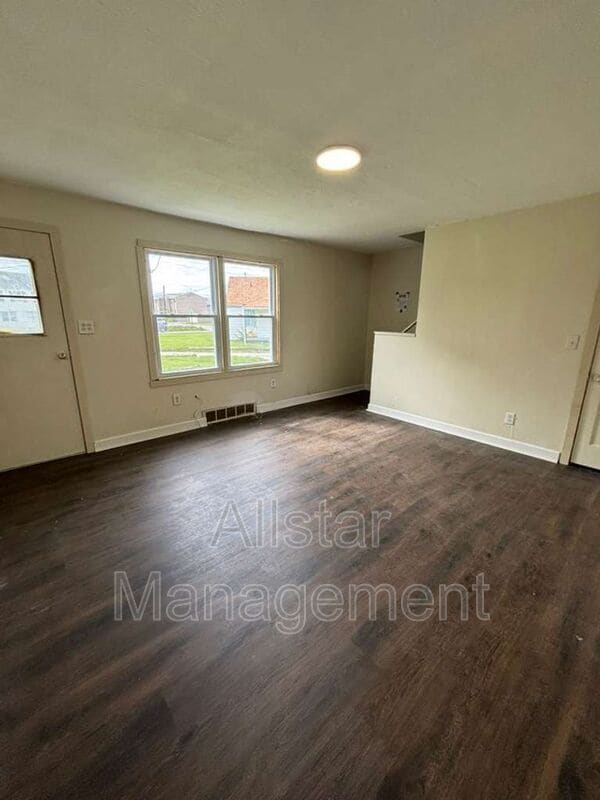 Building Photo - 944 S Central Dr