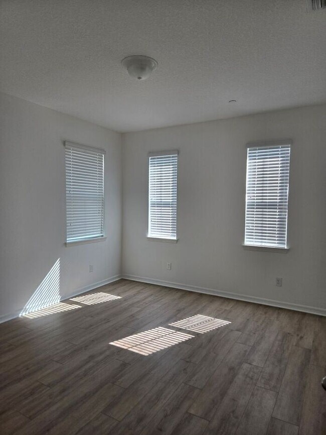 Building Photo - Stunning Three-Story Townhome, Located in the Heart of Altamonte Springs!