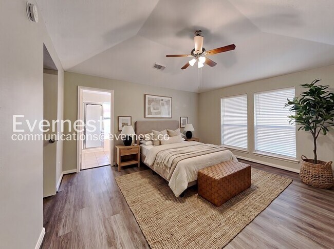 Building Photo - Spacious Home with Fenced Yard and Attached Garage / 4 Bed, 2 Bath / Pet-friendly / Coming Soon!