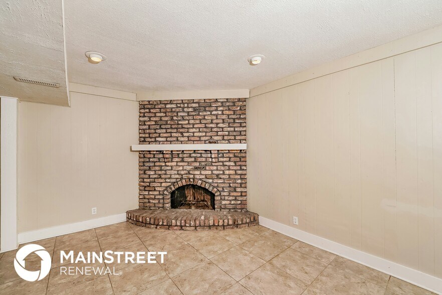 Building Photo - 636 Cresap Cir NE