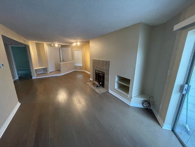 Building Photo - Updated 2 Bedroom, 2 Bath Condo (Available...