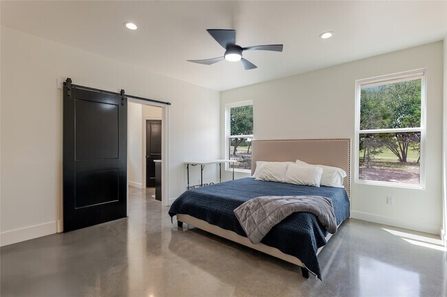 Building Photo - 405 Oak Tree Dr