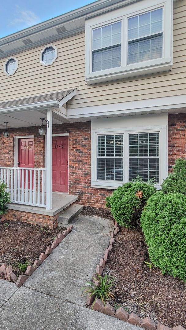 Building Photo - West Knoxville 37923 - 2 bedroom, 1.5 bath condo with hardwood floors - Contact Ryan Fogarty (865...